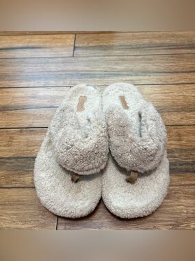 OluKai Kipe'a Heu Shoes Womens Size 9 Beige Fuzzy Wool Shearling Thong Slippers